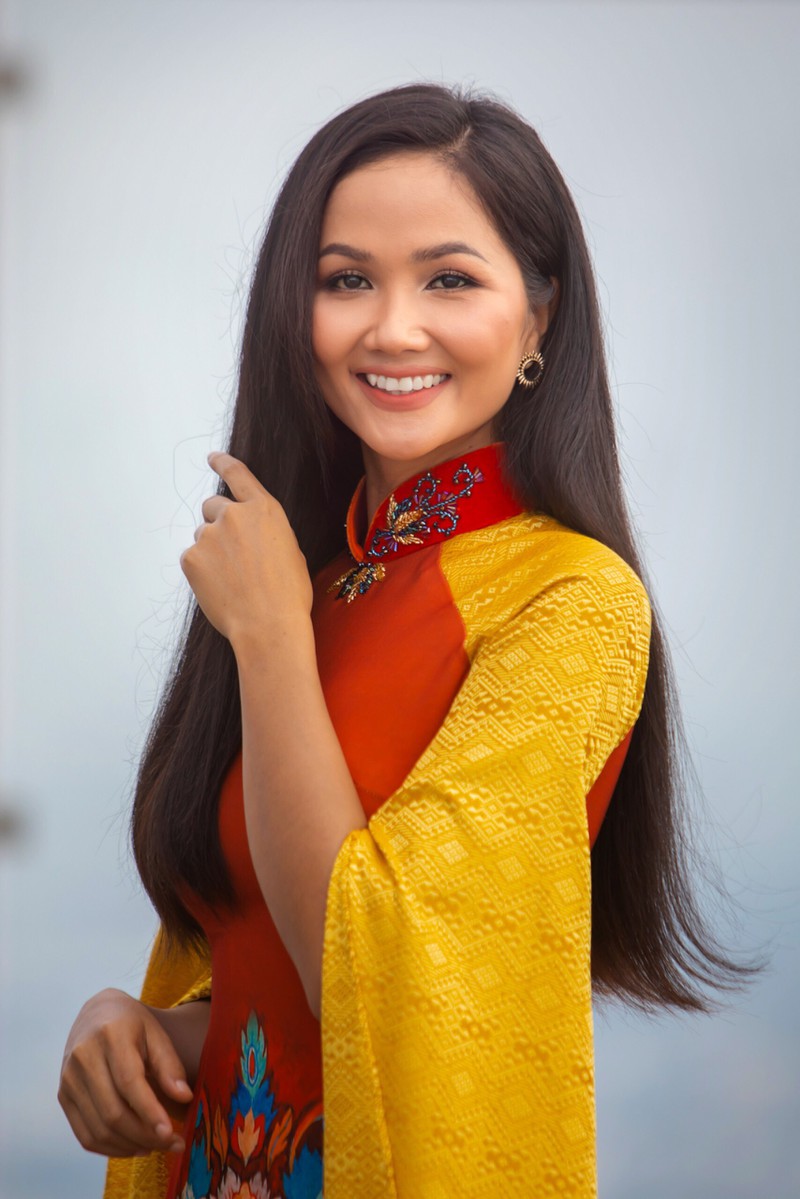hoa hau h’hen nie tung bay ta ao dai tren toa nha cao nhat viet nam hinh 2