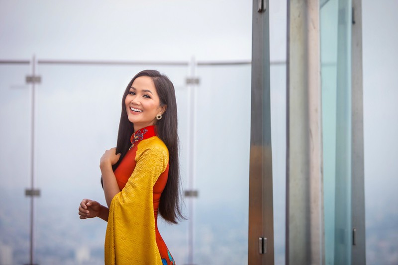 hoa hau h’hen nie tung bay ta ao dai tren toa nha cao nhat viet nam hinh 7