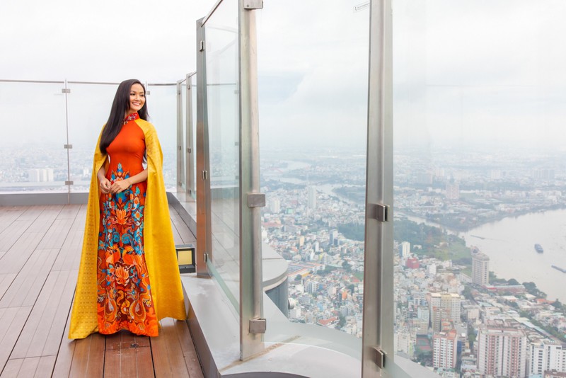 hoa hau h’hen nie tung bay ta ao dai tren toa nha cao nhat viet nam hinh 8