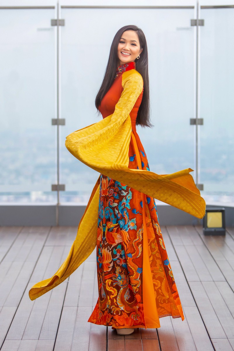 hoa hau h’hen nie tung bay ta ao dai tren toa nha cao nhat viet nam hinh 10