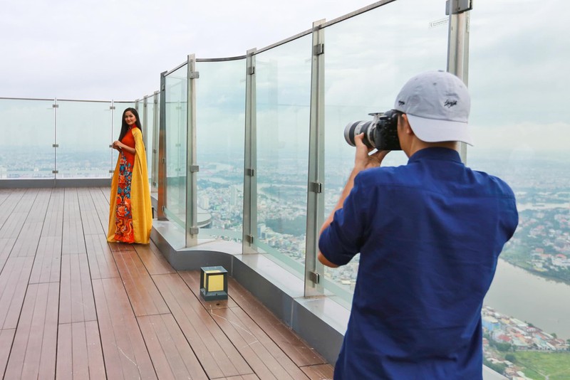 hoa hau h’hen nie tung bay ta ao dai tren toa nha cao nhat viet nam hinh 11