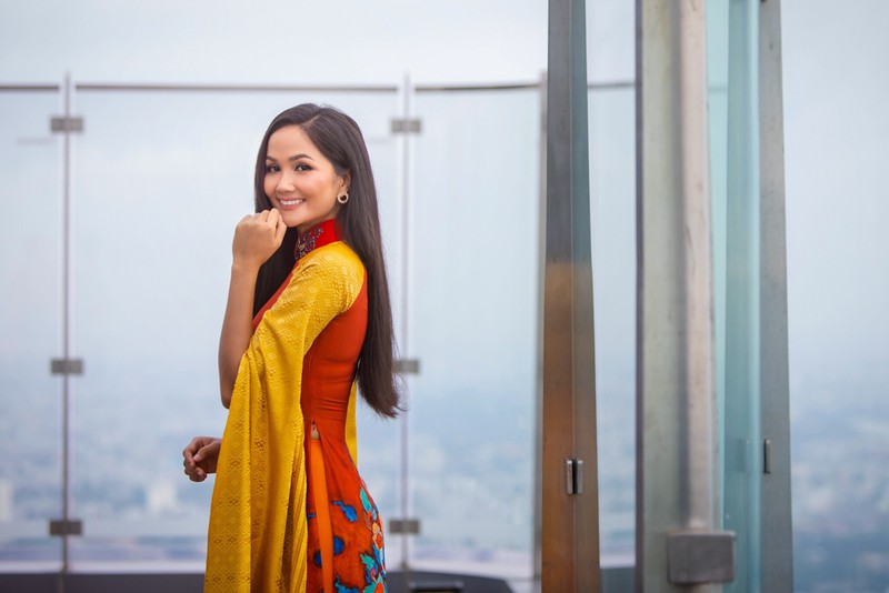 hoa hau h’hen nie tung bay ta ao dai tren toa nha cao nhat viet nam hinh 12