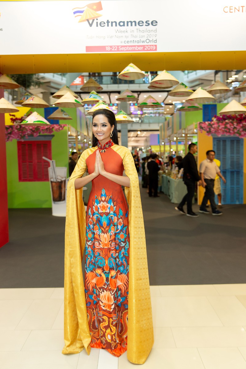 hoa hau h’hen nie tung bay ta ao dai tren toa nha cao nhat viet nam hinh 5