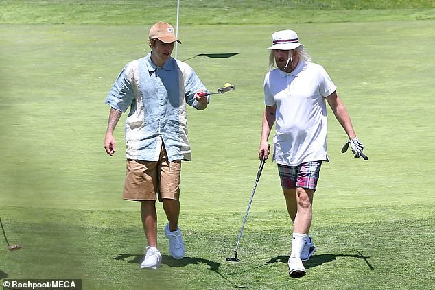 justin bieber mac do xue xoa hao hung choi golf cung ban be o my hinh 3