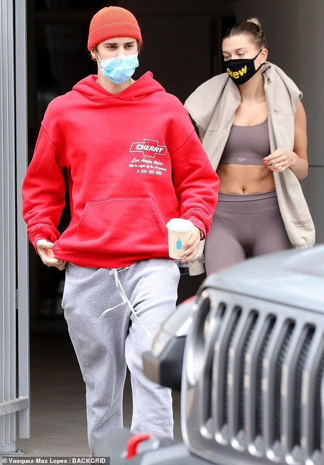 justin bieber mac do khoe khoan di uong cafe cung vo xinh dep hinh 1