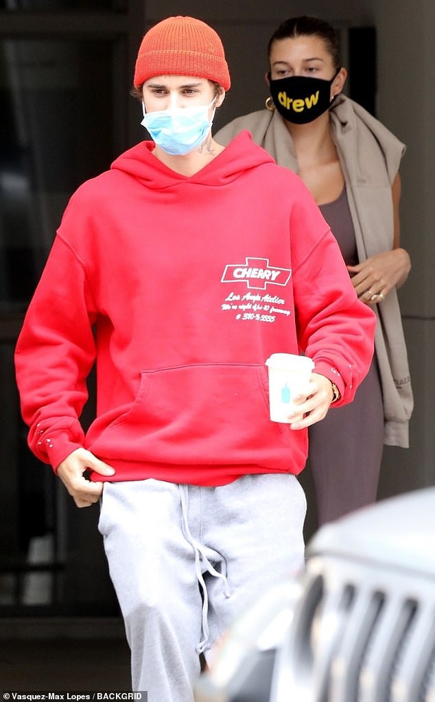 justin bieber mac do khoe khoan di uong cafe cung vo xinh dep hinh 2
