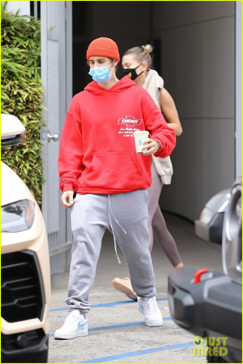 justin bieber mac do khoe khoan di uong cafe cung vo xinh dep hinh 3