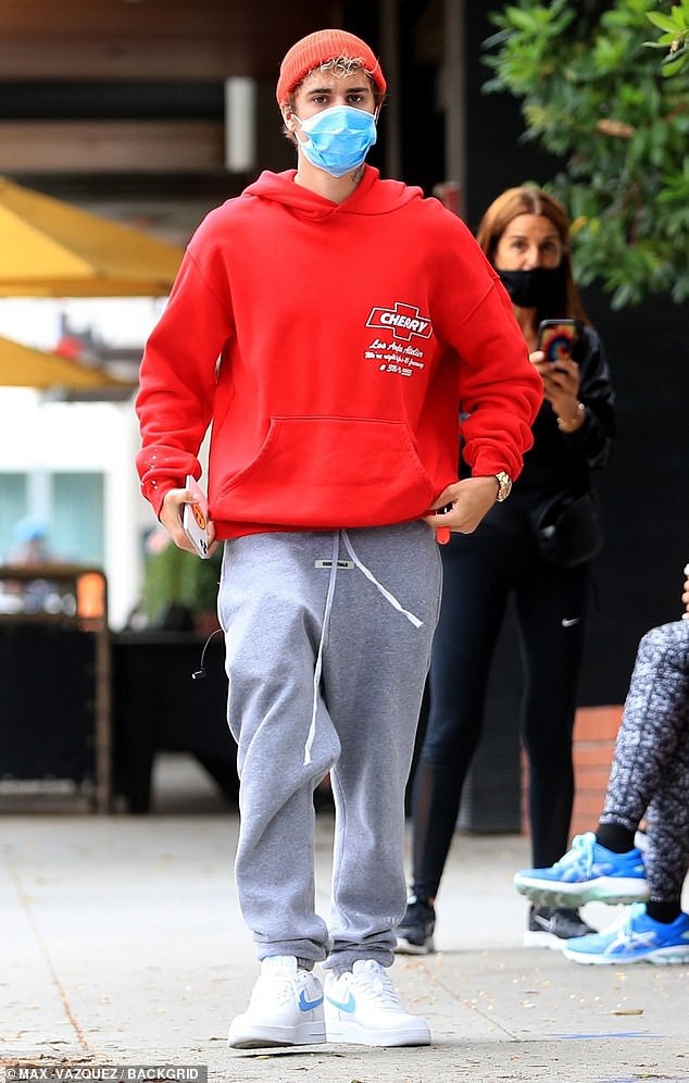 justin bieber mac do khoe khoan di uong cafe cung vo xinh dep hinh 4