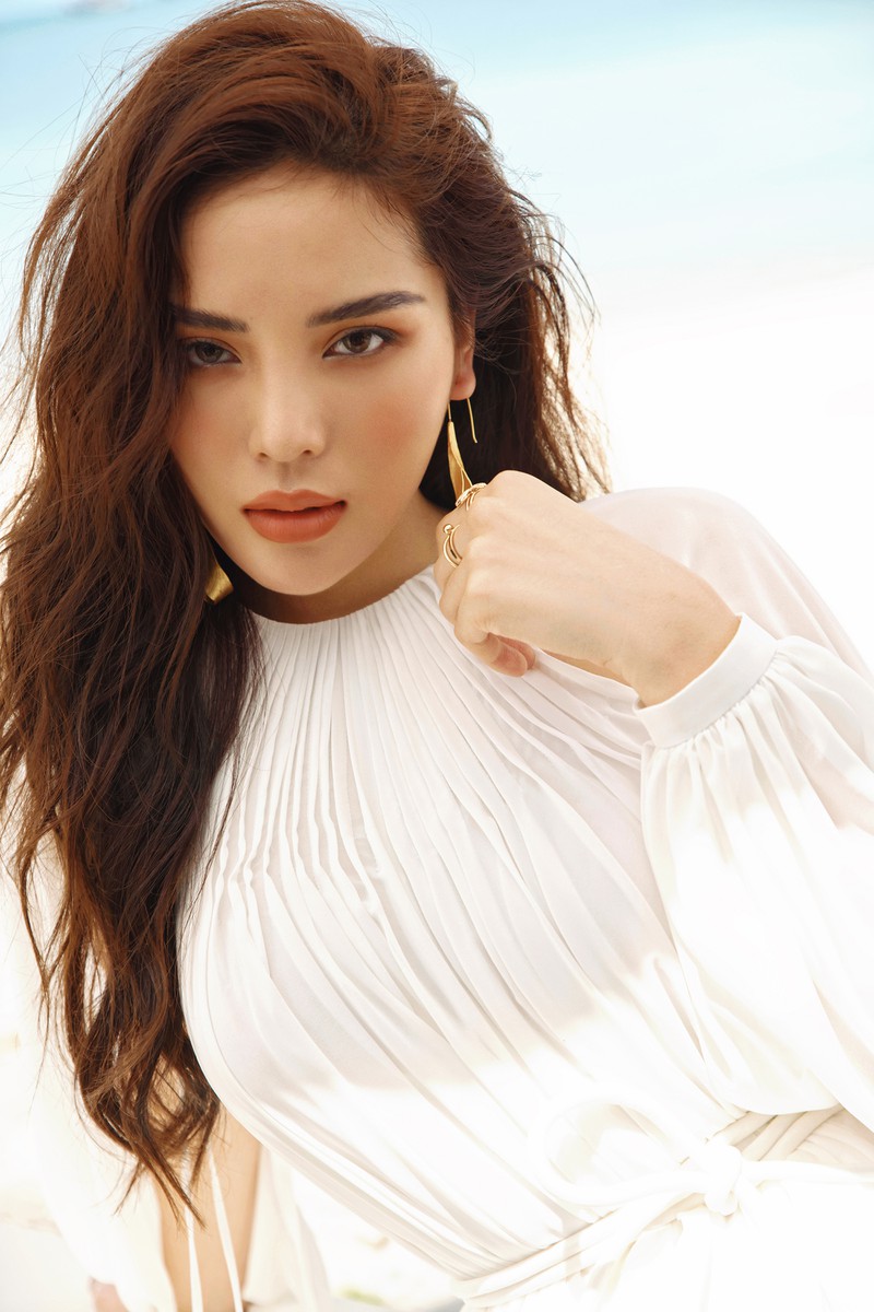 hoa hau ky duyen "thieu dot" ngay he voi vay ao goi cam hinh 6