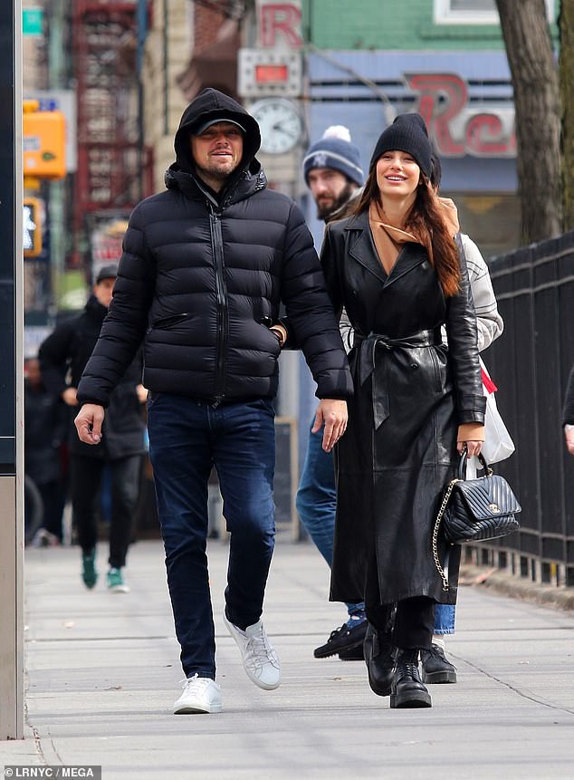 tai tu leonardo dicaprio muon ket hon voi ban gai xinh dep  hinh 1