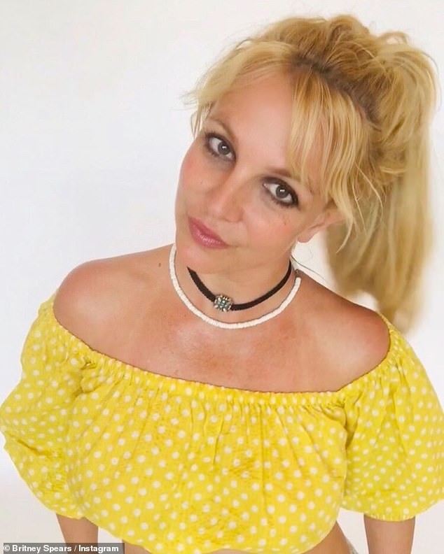 britney spears dien croptop sanh dieu khoe eo thon san chac o tuoi 38 hinh 2