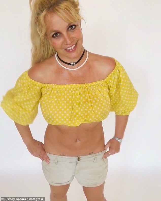 britney spears dien croptop sanh dieu khoe eo thon san chac o tuoi 38 hinh 1