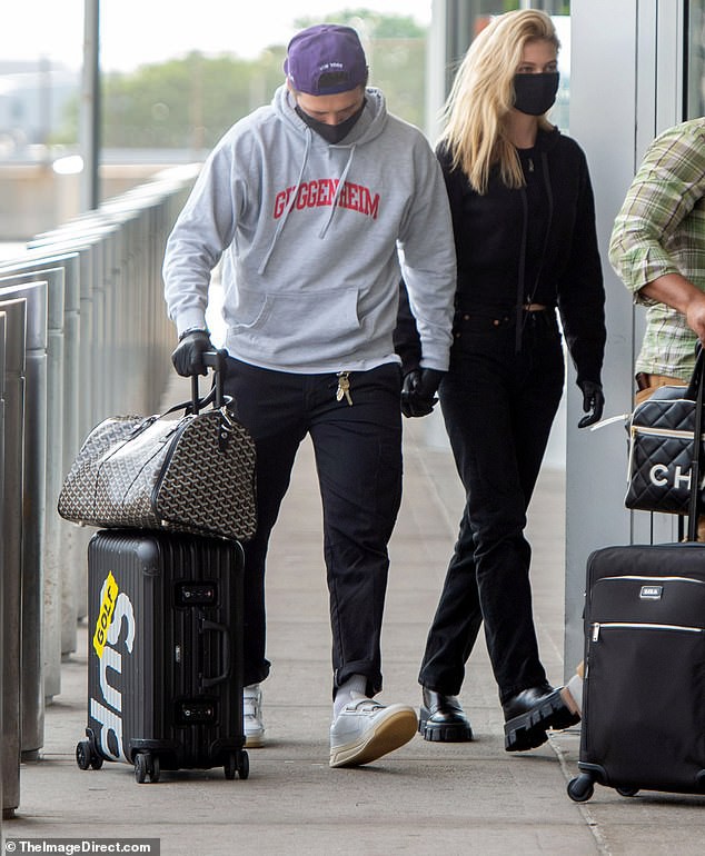 con trai david beckham tinh tu nam tay ban gai xinh dep o san bay hinh 2