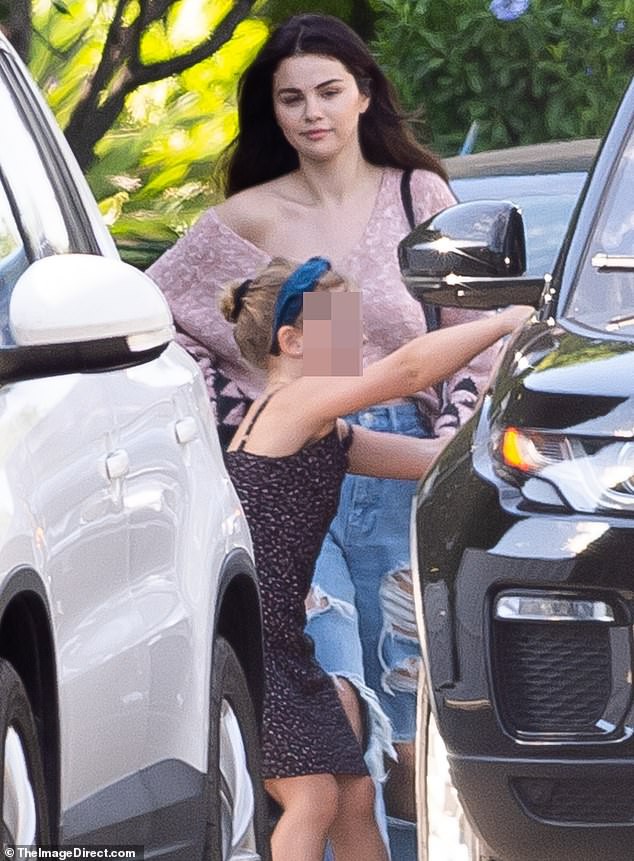 selena gomez nhot nhat ra pho cung ban be sau khi bi tinh cu nhac ten hinh 2
