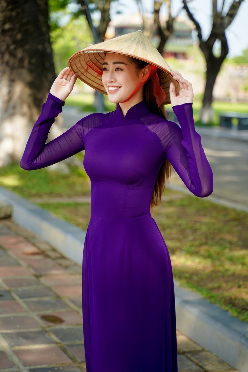 Hoa Hậu Khánh Vân Diện Áo Dài Tím ​Hoá Thành Cô Gái Xứ Huế