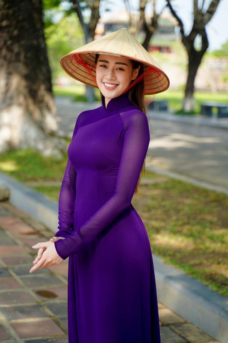 hoa hau khanh van dien ao dai tim ​hoa thanh co gai xu hue hinh 2
