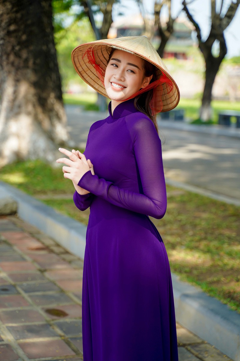 Hoa Hậu Khánh Vân Diện Áo Dài Tím ​Hoá Thành Cô Gái Xứ Huế
