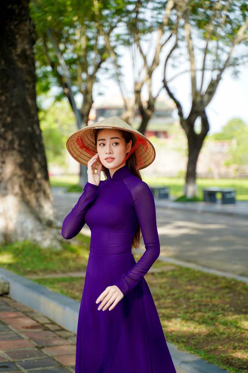hoa hau khanh van dien ao dai tim ​hoa thanh co gai xu hue hinh 4