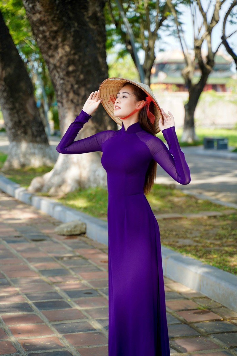 hoa hau khanh van dien ao dai tim ​hoa thanh co gai xu hue hinh 5