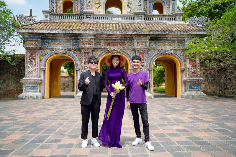 hoa hau khanh van dien ao dai tim ​hoa thanh co gai xu hue hinh 6