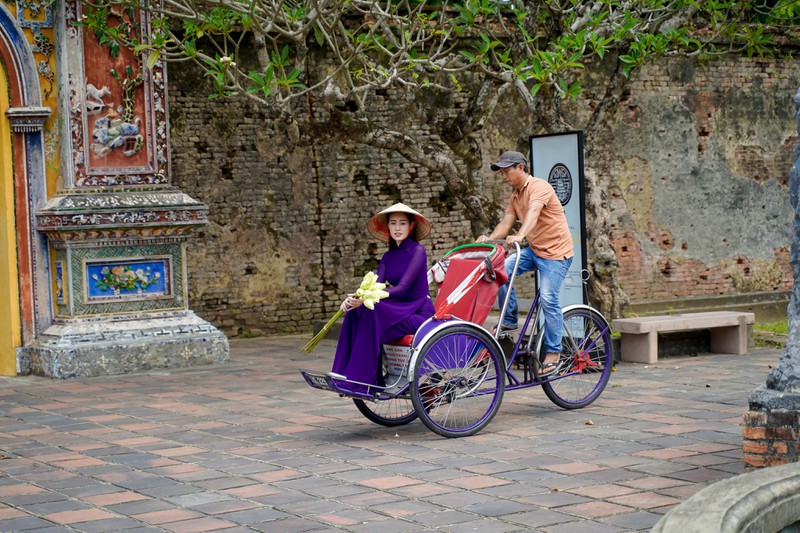 hoa hau khanh van dien ao dai tim ​hoa thanh co gai xu hue hinh 10