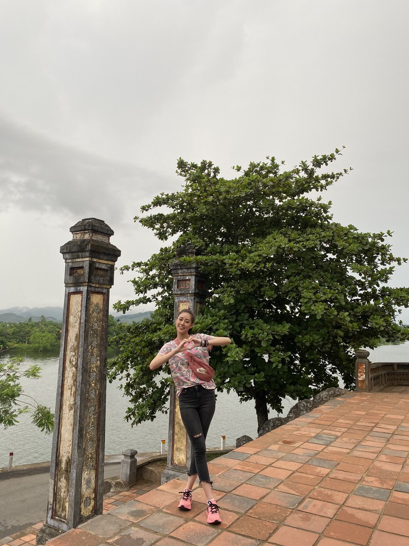 hoa hau khanh van dien ao dai tim ​hoa thanh co gai xu hue hinh 9