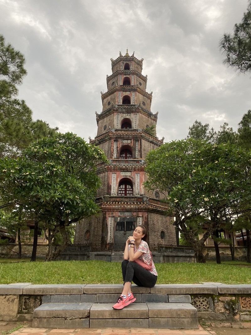 hoa hau khanh van dien ao dai tim ​hoa thanh co gai xu hue hinh 7