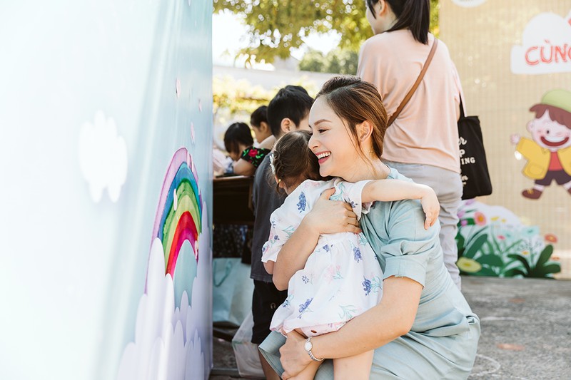 lan phuong xuc dong khi cung con gai den tham tre mo coi tai lang sos hinh 14
