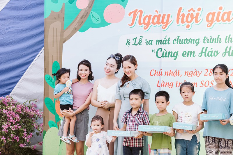 lan phuong xuc dong khi cung con gai den tham tre mo coi tai lang sos hinh 11