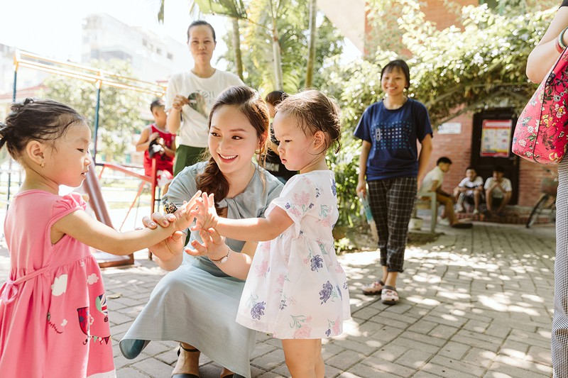 lan phuong xuc dong khi cung con gai den tham tre mo coi tai lang sos hinh 9