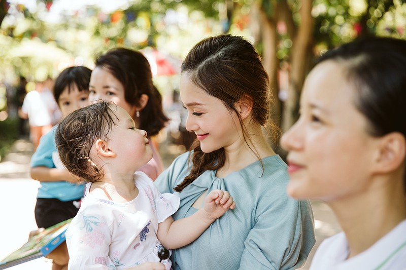 lan phuong xuc dong khi cung con gai den tham tre mo coi tai lang sos hinh 8