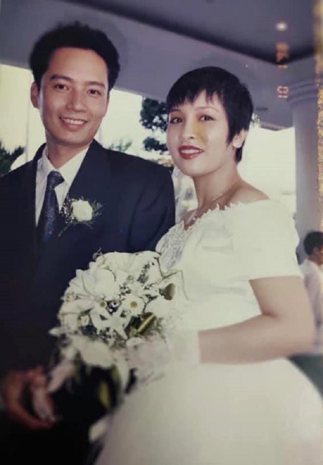 my linh nhac ky niem dam cuoi: tu trang diem, mang khan voan nhu di hat hinh 1