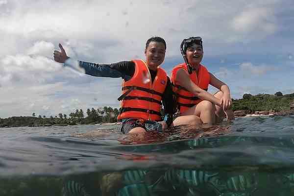chuyen showbiz: khanh thi dep ngot ngao voi dam hong ruc ro hinh 8