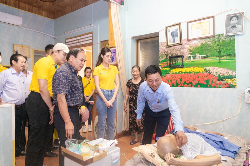hoa hau khanh van tham, tang qua gia dinh nan nhan chat doc da cam  hinh 1