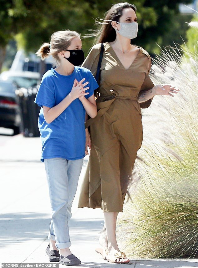 angelina jolie lay lai phong do, xinh dep ra pho cung con gai cung hinh 1