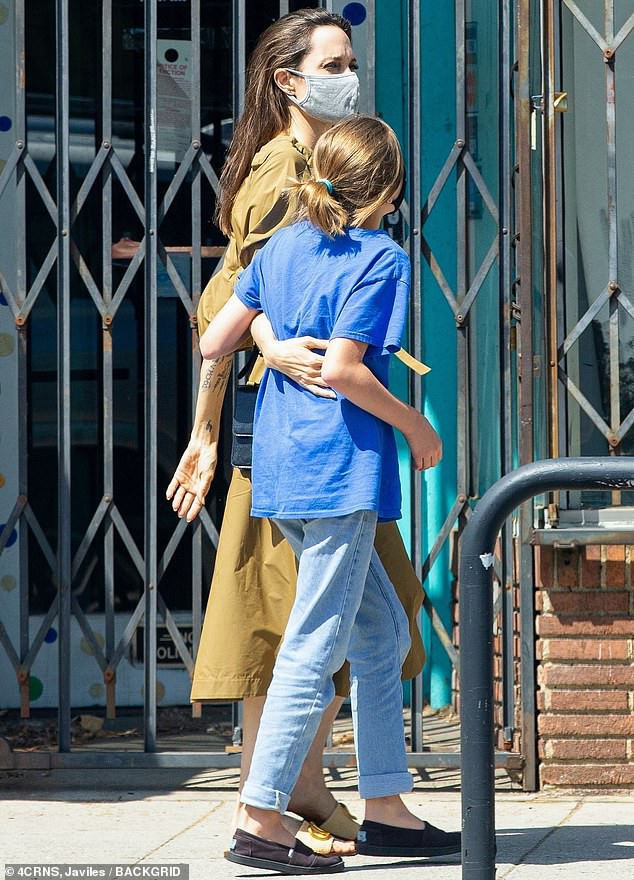 angelina jolie lay lai phong do, xinh dep ra pho cung con gai cung hinh 2