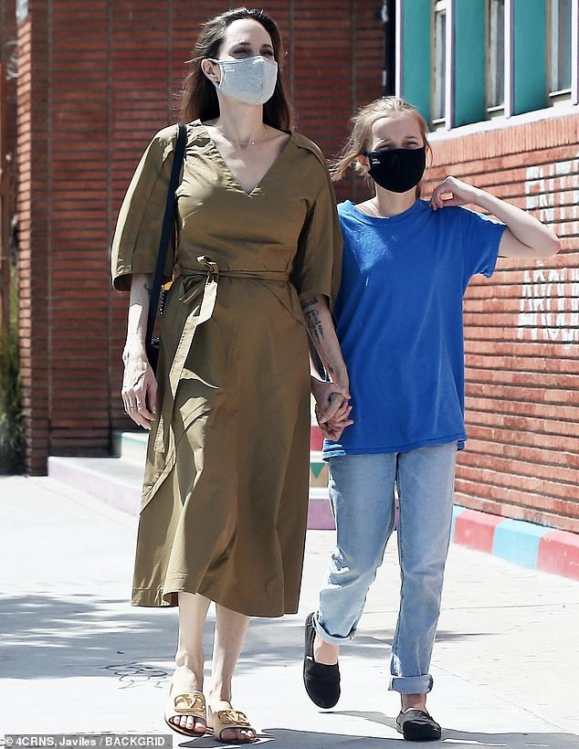 angelina jolie lay lai phong do, xinh dep ra pho cung con gai cung hinh 3