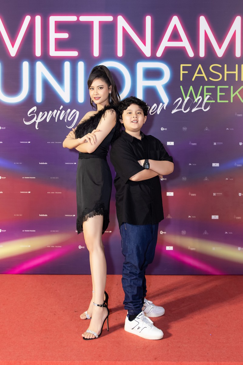 me con truong quynh anh dien do doi ca tinh "doi mua" di xem show thoi trang hinh 2