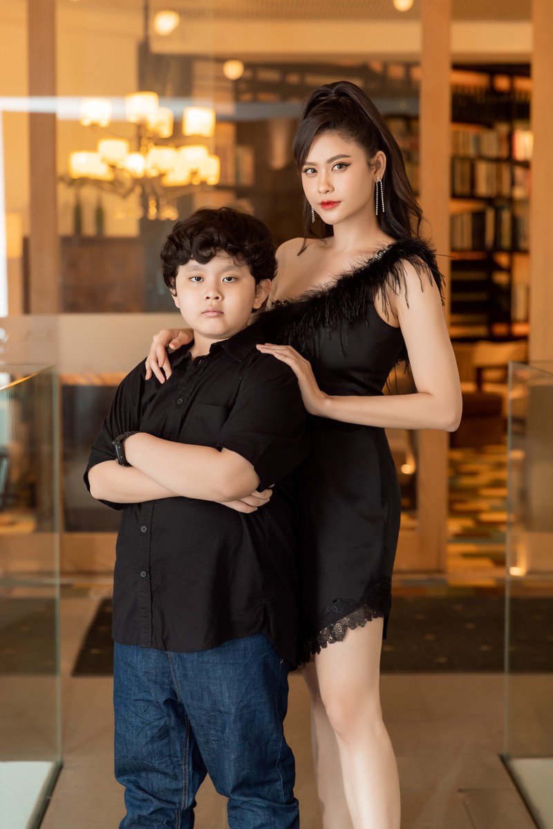me con truong quynh anh dien do doi ca tinh "doi mua" di xem show thoi trang hinh 5