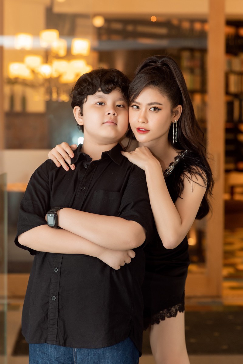 me con truong quynh anh dien do doi ca tinh "doi mua" di xem show thoi trang hinh 6