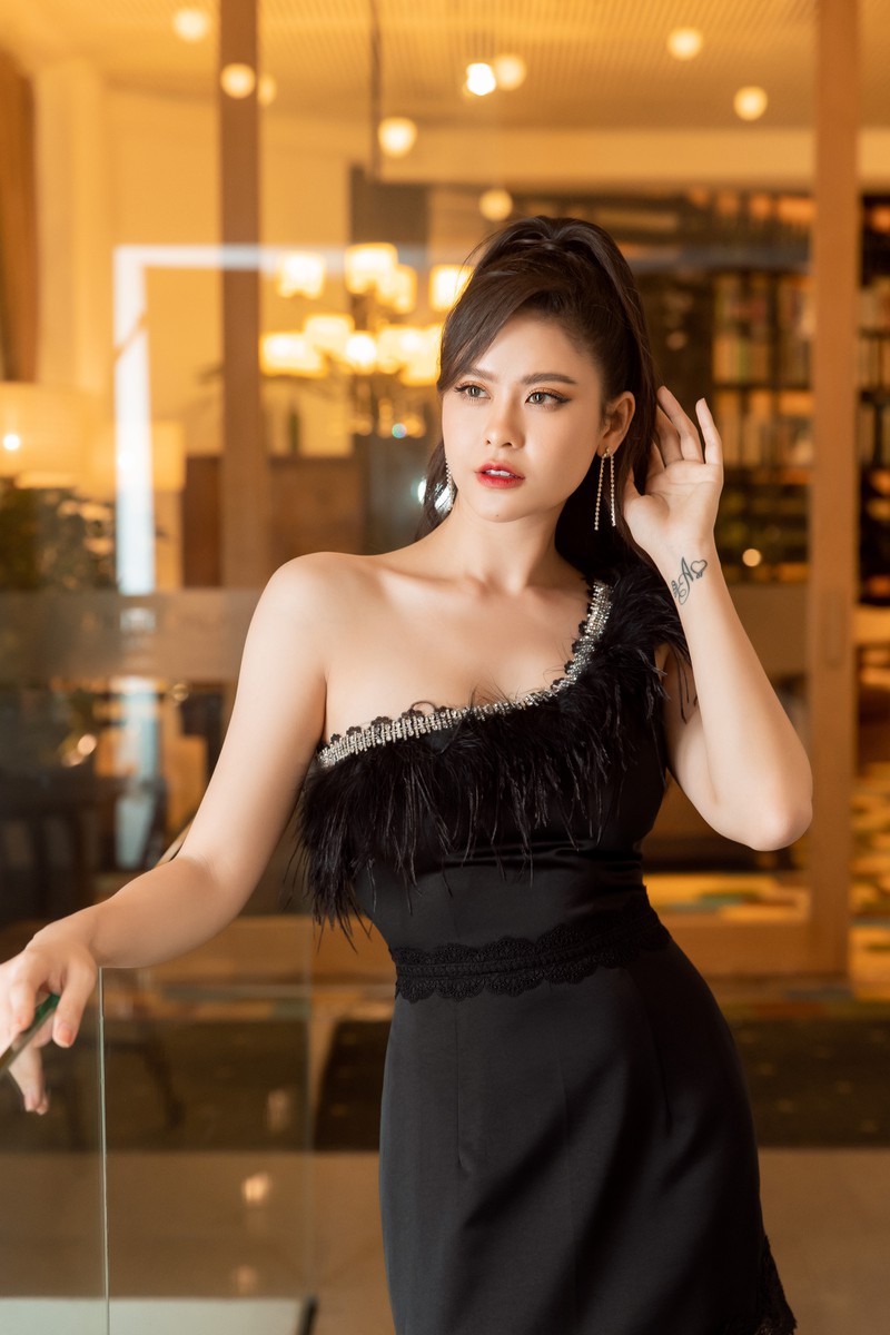 me con truong quynh anh dien do doi ca tinh "doi mua" di xem show thoi trang hinh 15