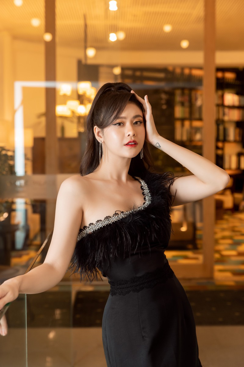 me con truong quynh anh dien do doi ca tinh "doi mua" di xem show thoi trang hinh 16