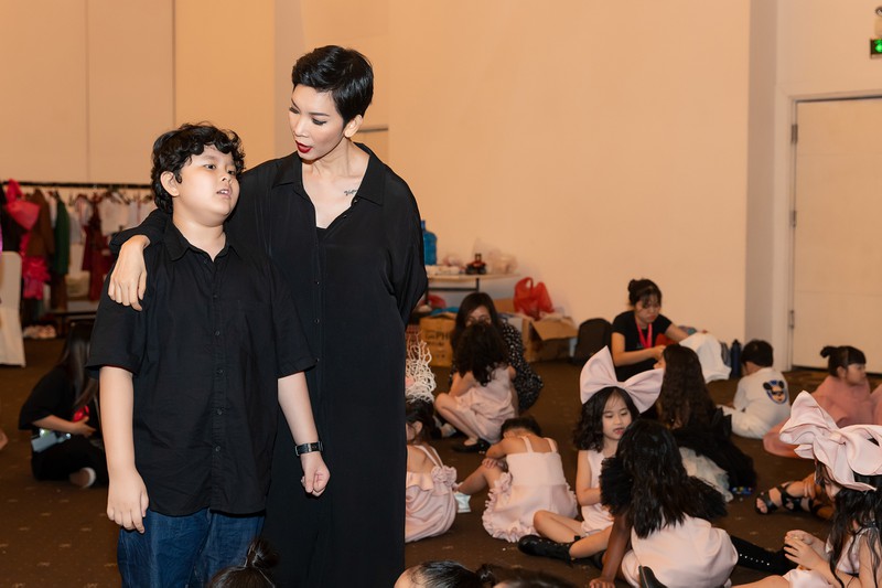 me con truong quynh anh dien do doi ca tinh "doi mua" di xem show thoi trang hinh 10