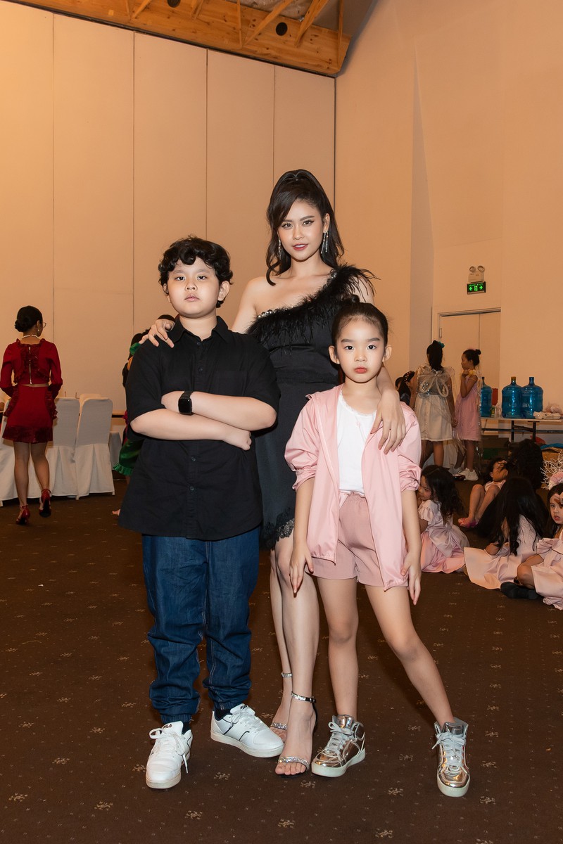 me con truong quynh anh dien do doi ca tinh "doi mua" di xem show thoi trang hinh 9