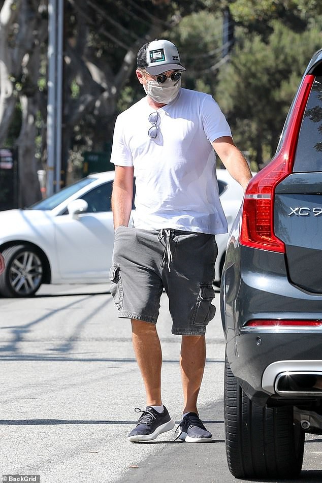 leonardo dicaprio lo than hinh "phat tuong" sau on ao muon ket hon hinh 2