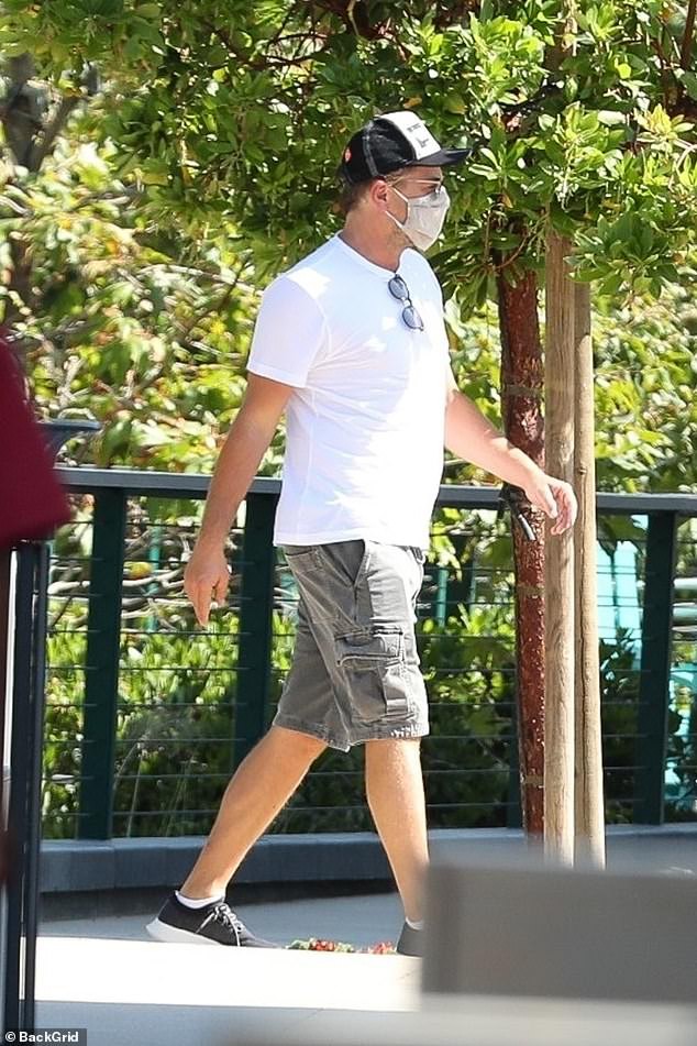 leonardo dicaprio lo than hinh "phat tuong" sau on ao muon ket hon hinh 3