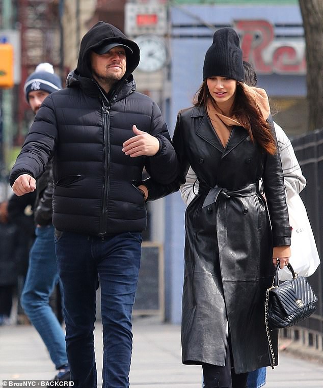 leonardo dicaprio lo than hinh "phat tuong" sau on ao muon ket hon hinh 5