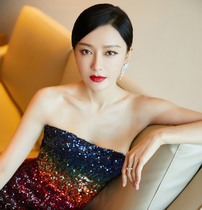chuyen showbiz: bi che gay go, ninh duong lan ngoc khoe body "ruc lua" hinh 2