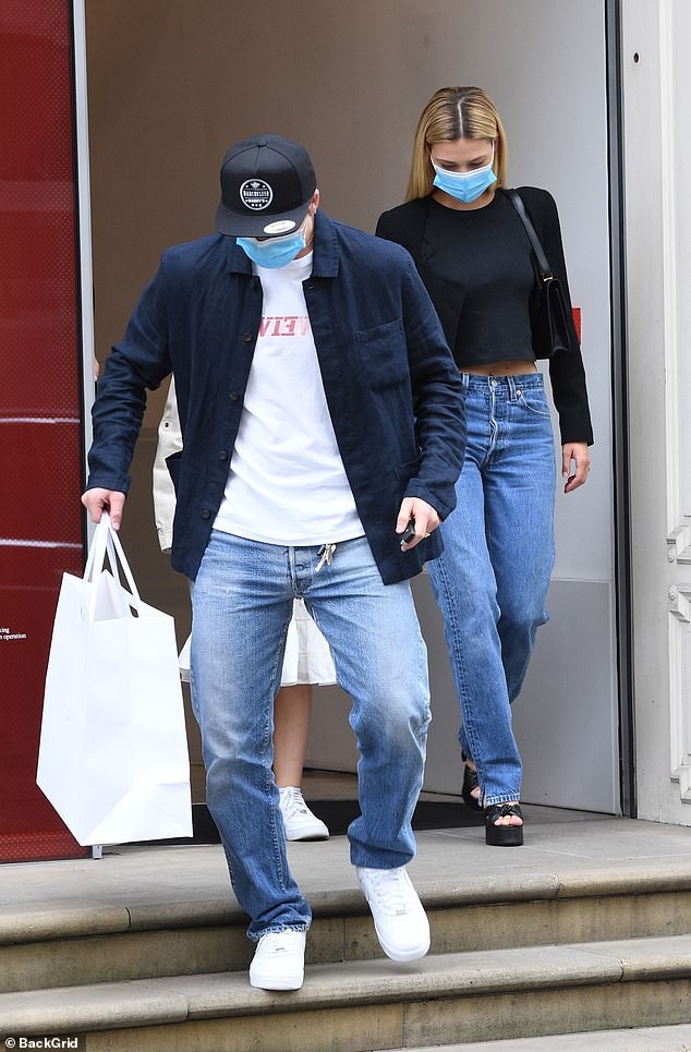 con trai david beckham va ban gai mac do dong dieu di mua sam o london hinh 1