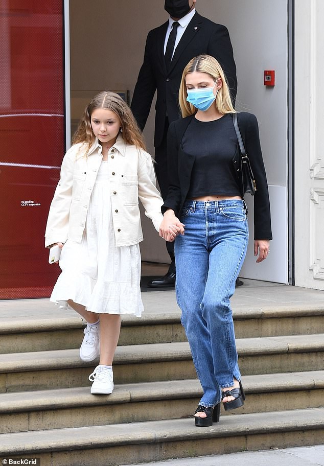 con trai david beckham va ban gai mac do dong dieu di mua sam o london hinh 3